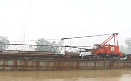 Quảng Nam cứu nạn sà lan 400 tấn, trôi tự do trên sông Tam Kỳ