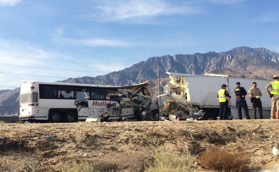 Mỹ: Xe bus đâm xe tải đầu kéo, ít nhất 13 người thiệt mạng