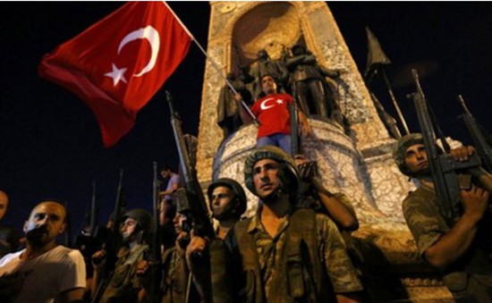 Đảo chính ở Thổ Nhĩ Kỳ: Tổng thống kêu gọi người dân xuống đường biểu tình phản đối