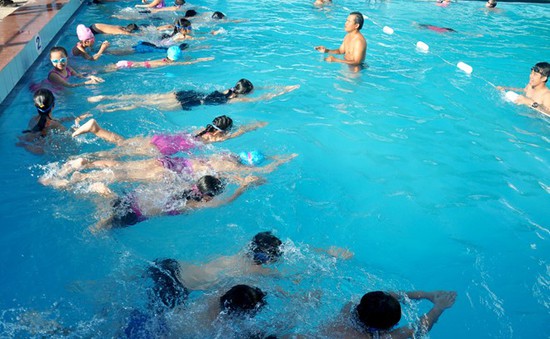 Mở cửa hồ bơi và dạy bơi cho học sinh tại Quảng Ngãi