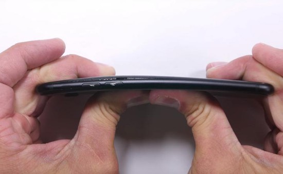 iPhone 7 có thể vượt qua bài kiểm tra “bẻ cong”?