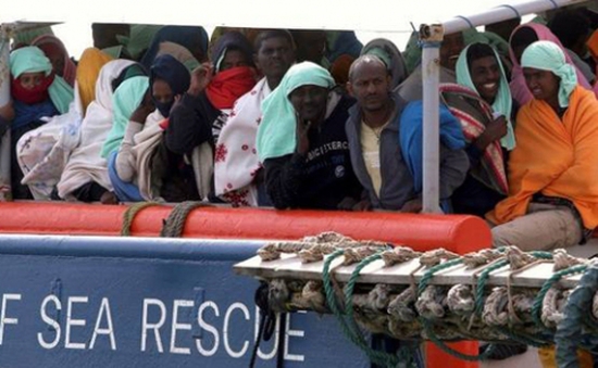 Italy cứu thêm 107 người di cư trên biển Địa Trung Hải