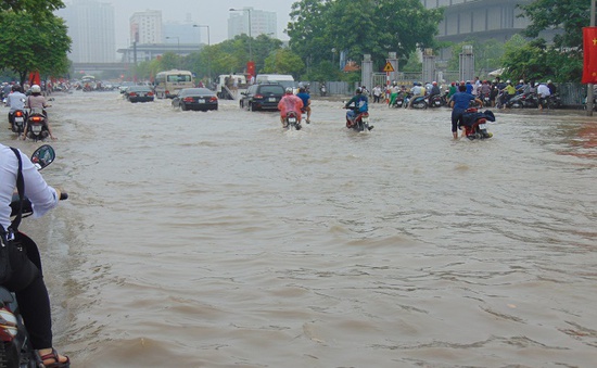 Phía Tây Hà Nội vẫn ngập nước sau trận mưa lớn