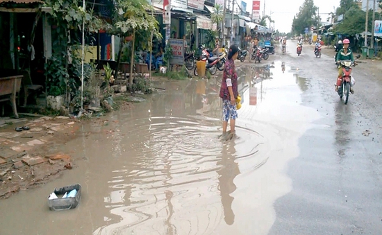 Đồng Tháp:  Quốc lộ 30 ngập sâu sau mưa