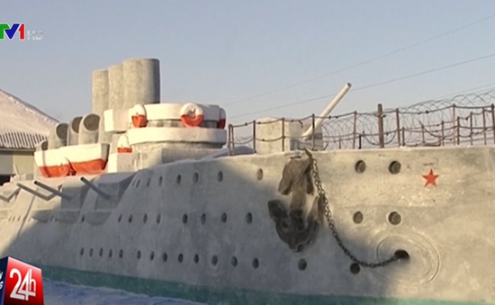 Tù nhân Nga đắp siêu du thuyền khổng lồ bằng tuyết