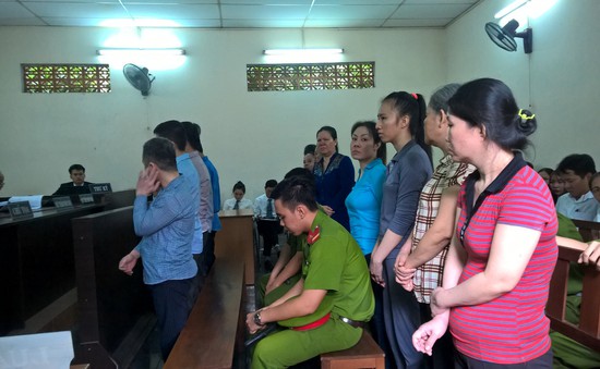 Tuyên 2 án tử hình trong vụ buôn bán 213 bánh heroin xuyên Việt