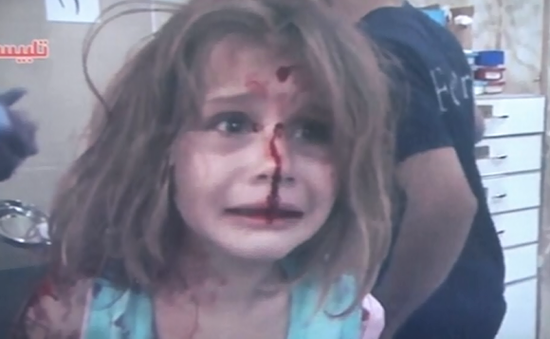 Em bé Syria khóc tìm cha sau trận không kích tại Talbiseh