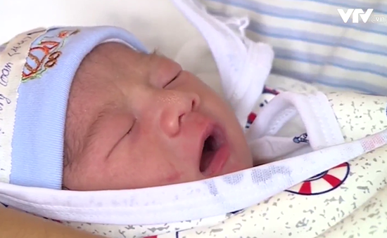 Em bé đầu tiên ra đời bằng thụ tinh nhân tạo tại Phú Thọ
