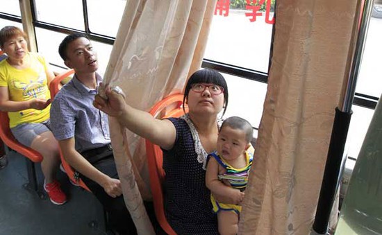 Xe buýt có rèm kéo phục vụ bà mẹ cho con bú