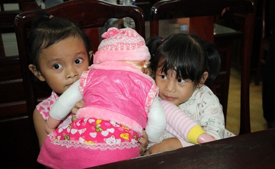 Bình Phước: Hai bé gái bị trao nhầm trở về với cha mẹ ruột sau 3 năm