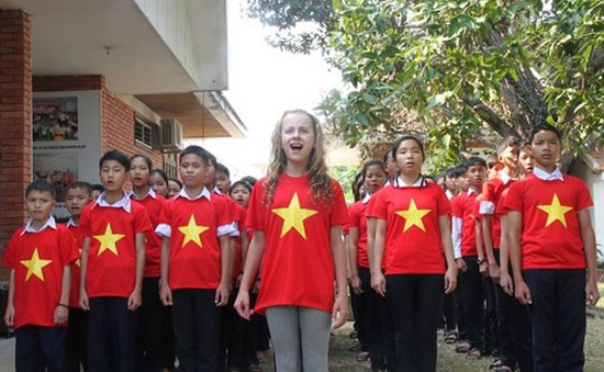 Đại sứ nhỏ tuổi làng trẻ SOS hát quốc ca Việt Nam