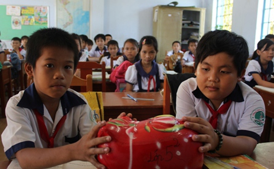 Trà Vinh: Lan rộng phong trào nuôi heo đất tiếp sức trẻ em nghèo Khmer đến trường