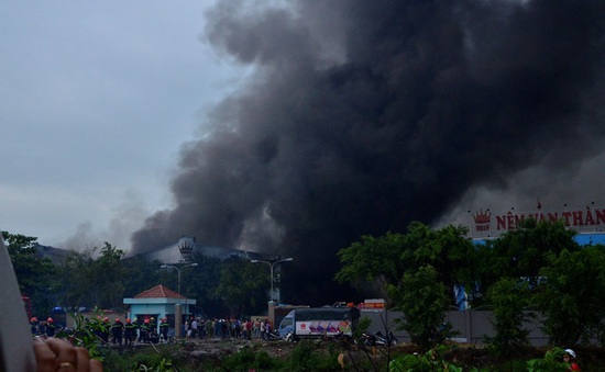 Sau 4 giờ vụ cháy công ty Nệm Vạn Thành, khói lửa vẫn bốc cao