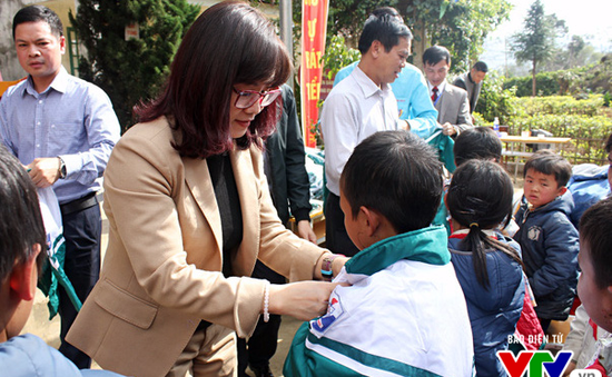 Quỹ Tấm lòng Việt - Đài THVN trao áo ấm cho trẻ em nghèo tỉnh Lào Cai