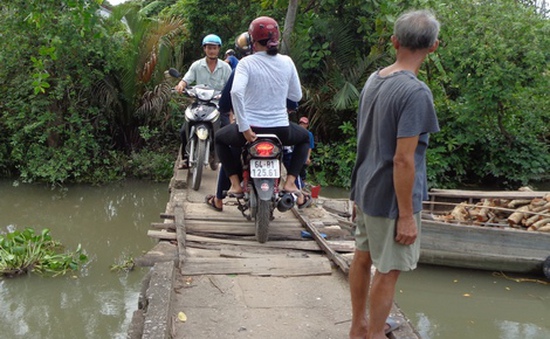 Người dân Vĩnh Long đối mặt nguy hiểm khi qua cầu Bún Bò
