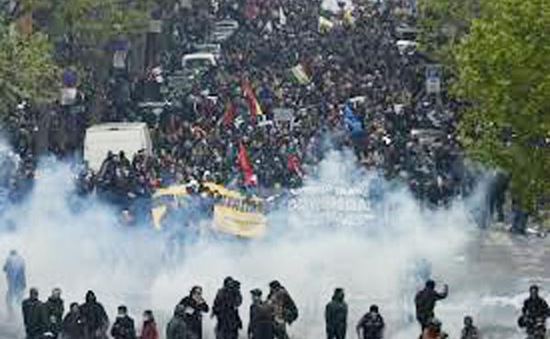 Người biểu tình ném pháo về phía lực lượng an ninh tại Pháp