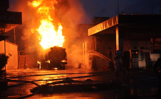 Vụ cháy xe bồn chở xăng ở Quảng Ninh: Do tàn lửa đốt vàng mã
