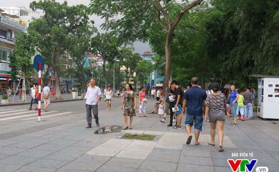 Mở rộng phố đi bộ Hà Nội: Người dân kêu bất tiện, hộ kinh doanh than "ế"
