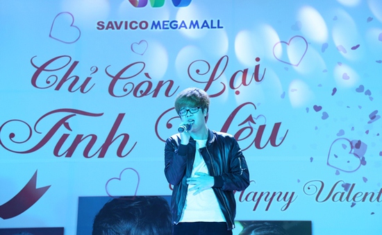 Bùi Anh Tuấn hát tặng các cặp đôi Hà Nội trong ngày lễ Tình yêu