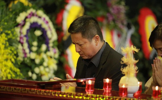 Rơi nước mắt với hình ảnh trong đám tang Phạm Bằng