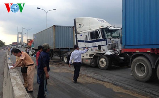 5 ô tô húc nhau trên cầu Phú Mỹ (TP.HCM), 1 người thiệt mạng