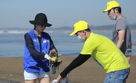Thu Minh "đội nắng" làm sạch biển cùng dàn nghệ sĩ nổi tiếng