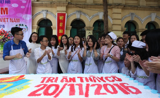 Học sinh trường THPT Việt Đức làm 1.000 chiếc bánh tặng thầy cô