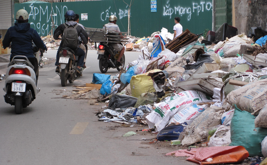 Hà Nội: Rác thải tràn ngập trên địa bàn phường Mai Động