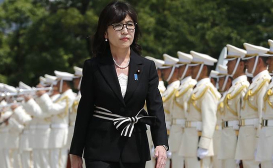 Ngắm phong cách của bóng hồng quyền lực Bộ Quốc phòng Nhật Bản