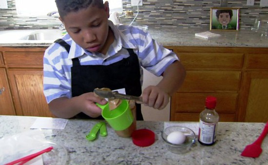 Cậu bé 8 tuổi mở hiệu bánh riêng hi vọng giúp mẹ... mua nhà
