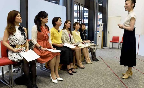Phụ nữ Nhật Bản chi mạnh tay học cách đi giày cao gót