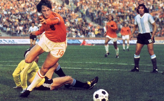 Tạm biệt Johan Cruyff – cha đẻ của thứ bóng đá tấn công mãn nhãn!
