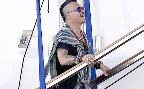 Johnny Depp tươi phơi phới tại thiên đường Ibiza