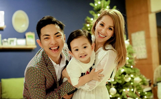 Gia đình Khánh Thi hạnh phúc chụp ảnh Giáng sinh