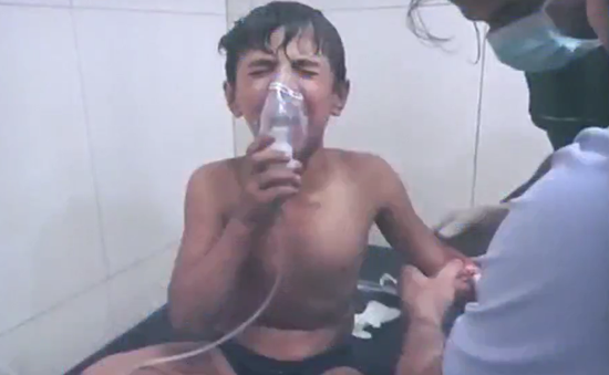 Syria thả bom chứa khí Clo, hàng chục người bị thương
