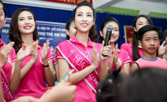 Hoa hậu Việt Nam 2016 đón Trung Thu sớm cùng các trẻ em mồ côi