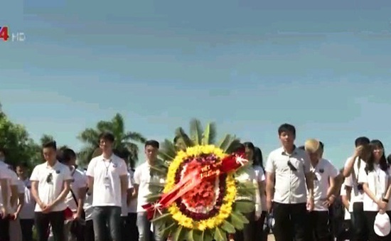 Đoàn thanh niên kiều bào dâng hương tại Thành cổ Quảng Trị