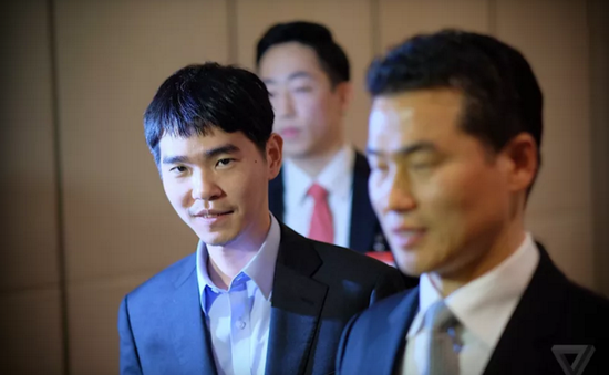 Kiện tướng cờ vây Lee Se-dol lần đầu đánh bại AlphaGo