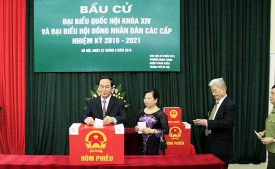 Chủ tịch nước Trần Đại Quang bỏ phiếu bầu cử tại quận Thanh Xuân