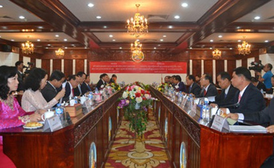 Đồng chí Đinh La Thăng hội kiến các lãnh đạo của Lào