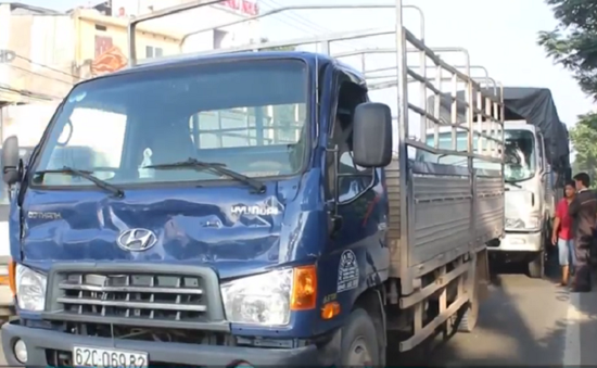 Ba xe tải và xe container tông liên hoàn trên QL1A