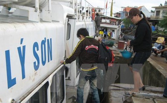 Cảnh sát biển đưa người dân về Lý Sơn ăn Tết