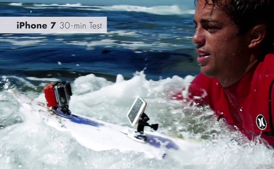 Lướt sóng cùng iPhone 7 để kiểm nghiệm khả năng chống nước