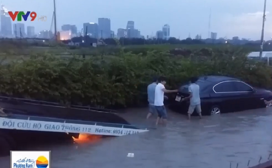 TPHCM: Nước ngập nửa mét, hàng trăm xe chết máy sau cơn mưa lớn