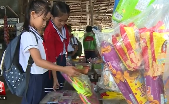 Hàng chục học sinh Kiên Giang nhập viện vì đồ chơi bom thối