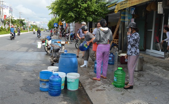 Huy động 5 sà lan chở nước ngọt cho người dân Rạch Giá