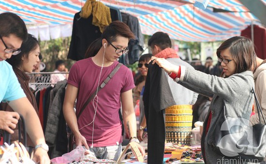 Người dân Hà Nội đi chợ phiên để làm từ thiện