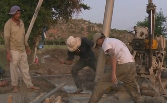 Người dân Ninh Thuận thử vận may tìm nguồn nước