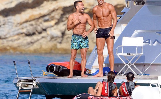 Sắp hồi phục chấn thương, Ronaldo cười tít mắt trên du thuyền ở Ibiza
