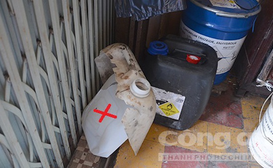 Nổ can axit ở chợ hóa chất Kim Biên, 4 người bỏng nặng